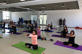 公司工会组织女职工参加普湾经济区总工会举办的瑜伽培训